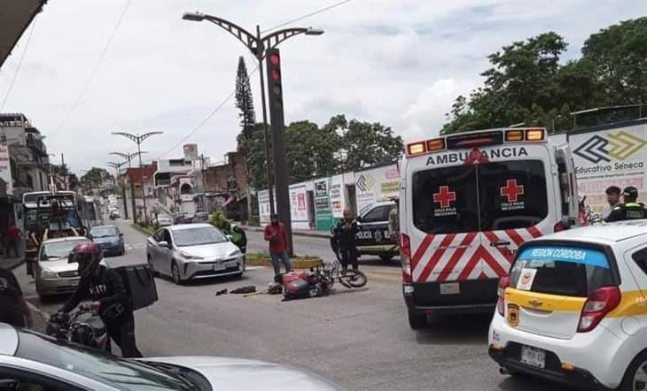 Motociclista repartidor es chocado por automóvil en el centro de Córdoba