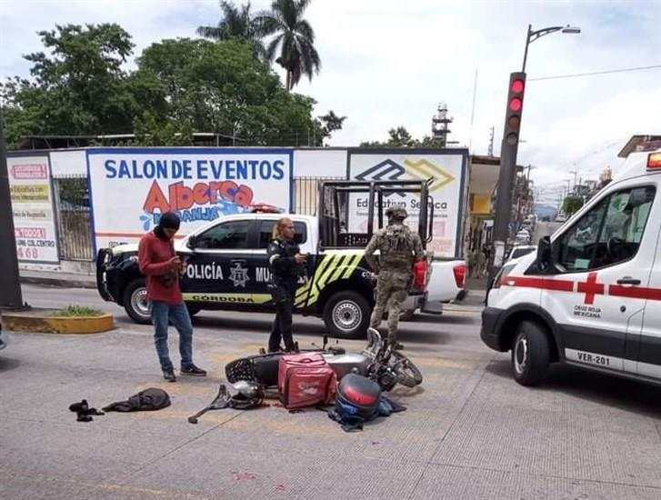 Motociclista repartidor es chocado por automóvil en el centro de Córdoba