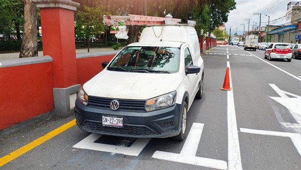 Mujer es atropellada por camioneta de telecomunicaciones en centro de Orizaba