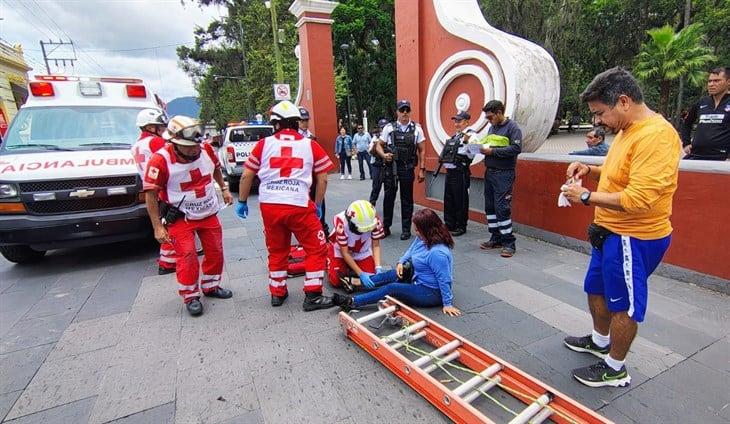 Mujer es atropellada por camioneta de telecomunicaciones en centro de Orizaba