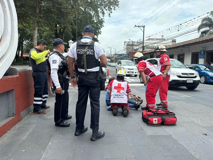 Mujer es atropellada por camioneta de telecomunicaciones en centro de Orizaba