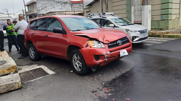 Aparatoso choque: camioneta impacta a vehículo estacionado en centro de Córdoba