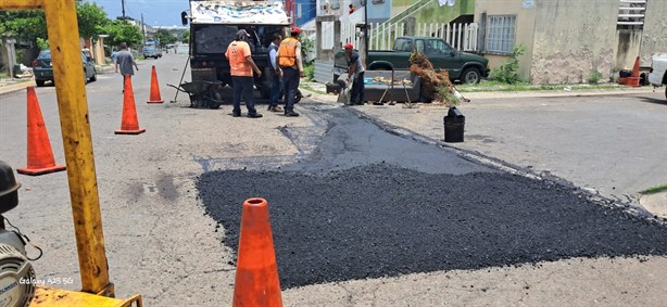Ayuntamiento de Veracruz actúa y tapa mega bache en Lomas de Río Medio 4
