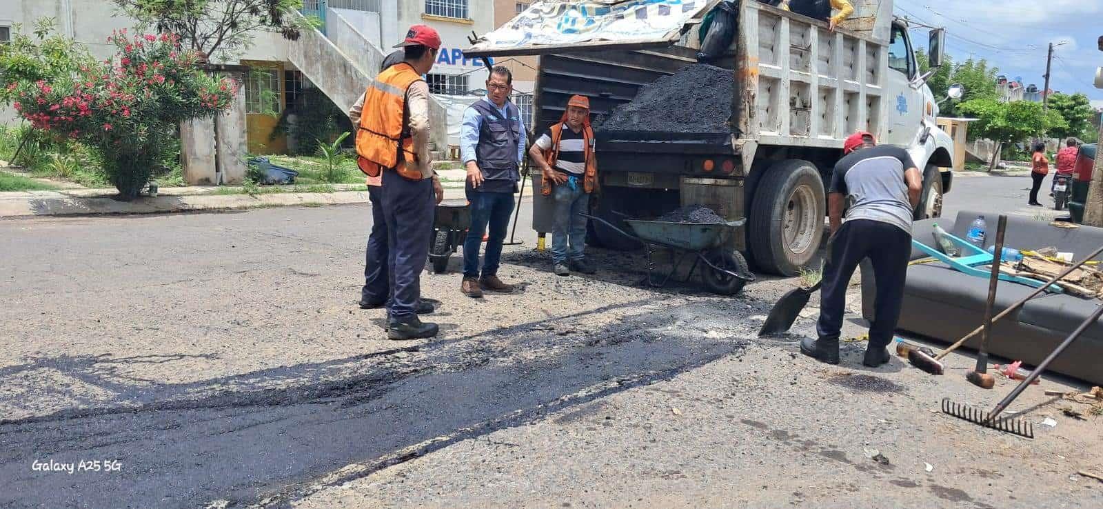 Ayuntamiento de Veracruz actúa y tapa mega bache en Lomas de Río Medio 4