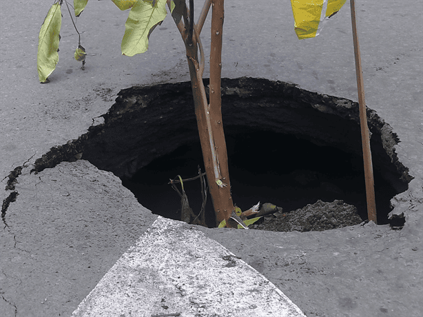 Vecinos alertan sobre hundimiento en calle del Centro de Veracruz