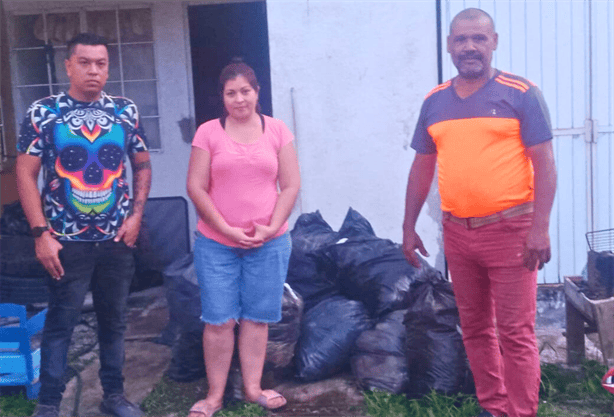 Donan ropa a familias afectadas por incendio de viviendas en Bosques de Río Medio, en Veracruz