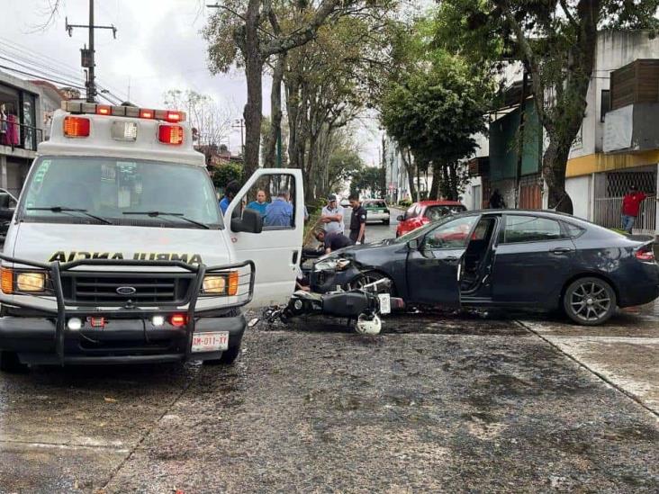 Accidente vial en Xalapa: motociclista se estrella contra un auto en Américas, en Xalapa