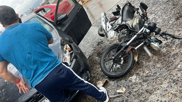 Accidente vial en Xalapa: motociclista se estrella contra un auto en Américas, en Xalapa