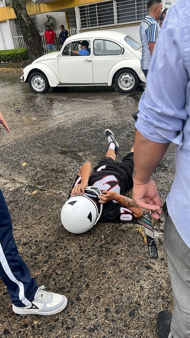 Accidente vial en Xalapa: motociclista se estrella contra un auto en Américas, en Xalapa