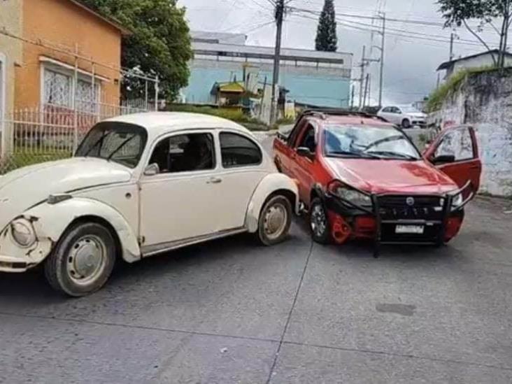 Accidente entre camioneta y Volkswagen en Arboledas de Xalapa