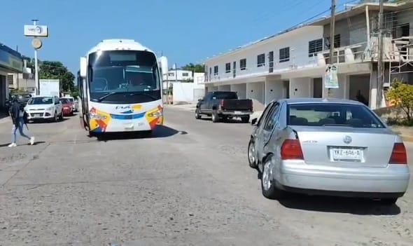 Accidente vehicular entre autobús y Jetta en colonia Ejidal en Martínez de la Torre