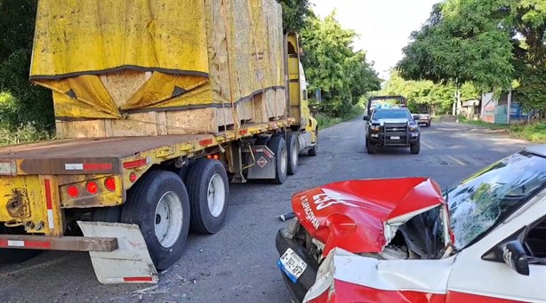 Impactante choque entre vehículos en carretera de Tlapacoyan