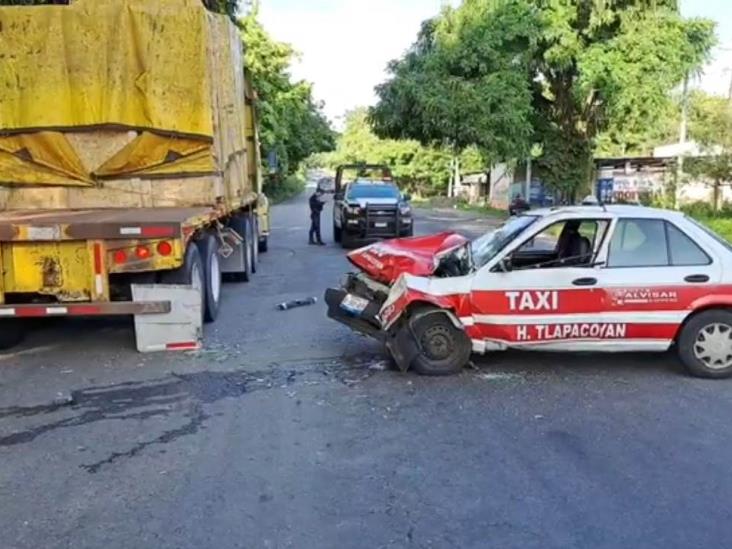 Impactante choque entre vehículos en carretera de Tlapacoyan