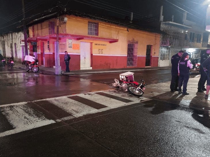 Se registra accidente entre auto y moto en céntrica calle de Córdoba