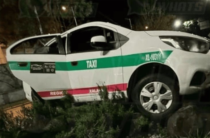 Taxi choca contra una señalética en Xalapa; el conductor fue detenido 