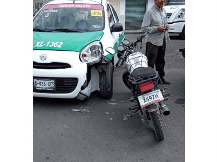 Motociclista choca contra un taxi en la colonia Carolino Anaya de Xalapa 