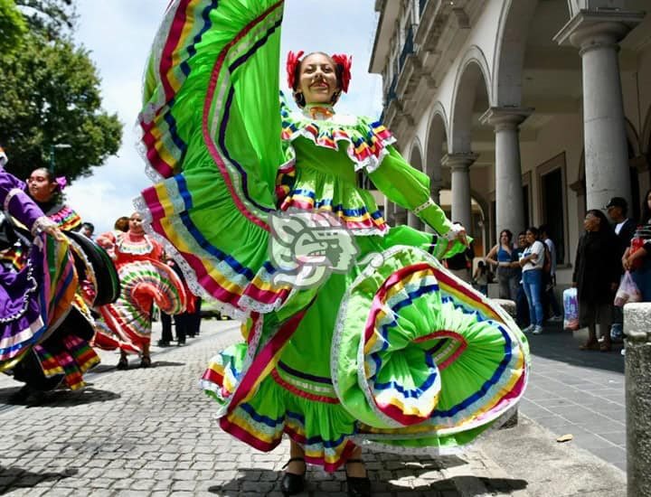 Con baile, música y color, realizan desfile de danza folclórica en el centro de Xalapa 