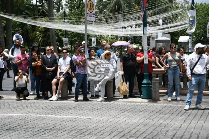 Con baile, música y color, realizan desfile de danza folclórica en el centro de Xalapa 