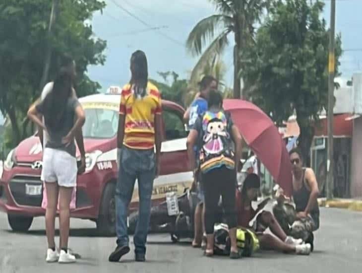 Motociclista en Veracruz choca con taxi y recibe atención de persona de emergencias