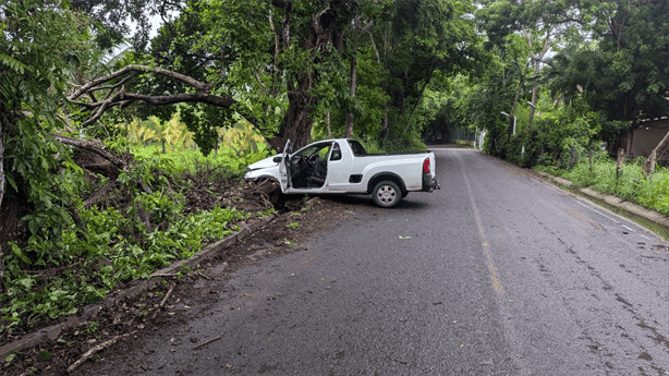 Accidente en carretera Nautla-Cardel deja dos lesionados tras choque contra un árbol