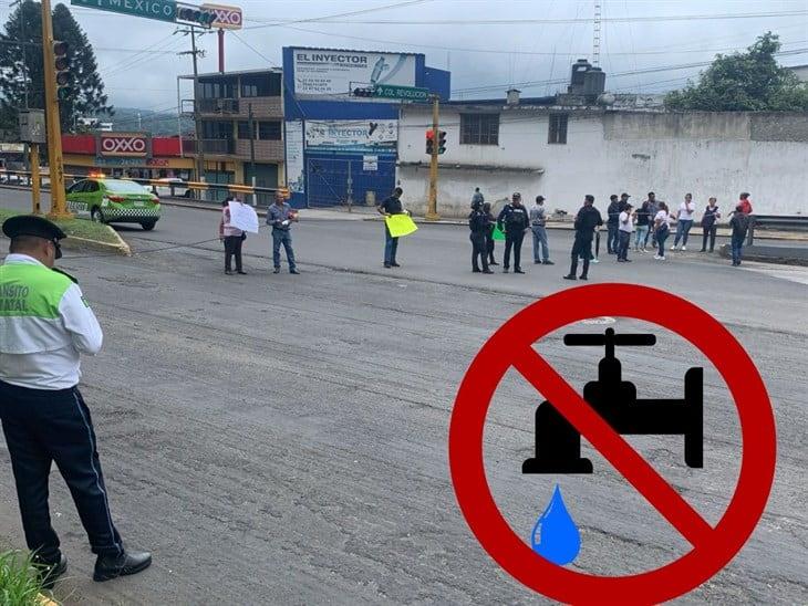 Protestan en avenida Lázaro Cárdenas; vecinos siguen sin agua en Xalapa