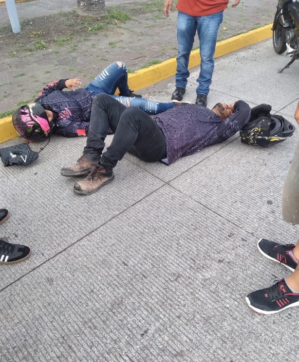 Derrapa pareja de motociclistas sobre Ejército Mexicano en Boca del Río