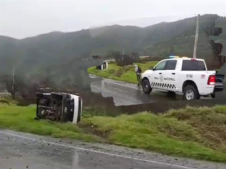 Camioneta termina volcada sobre Autopista Orizaba-Puebla, cerca de Cecilio Terán