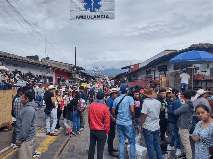 Miles de visitantes arriban a Xico; esperan capea de toros 