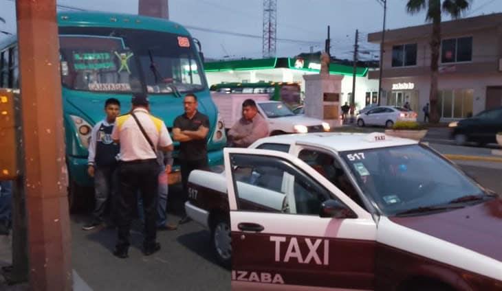 Choque entre autobús y taxi en centro de Orizaba deja una persona lesionada