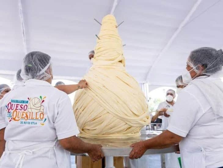 Esto pesa el quesillo de Oaxaca que rompió Récord Guinness como el más grande del mundo