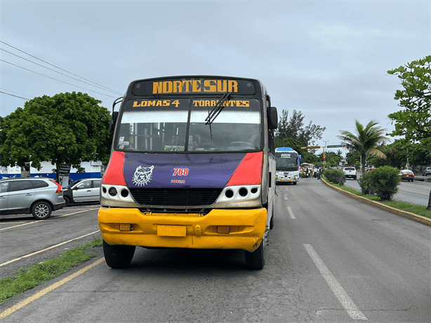 Motociclista lesionado tras colisión con autobús en frente a Playa Linda, Veracruz