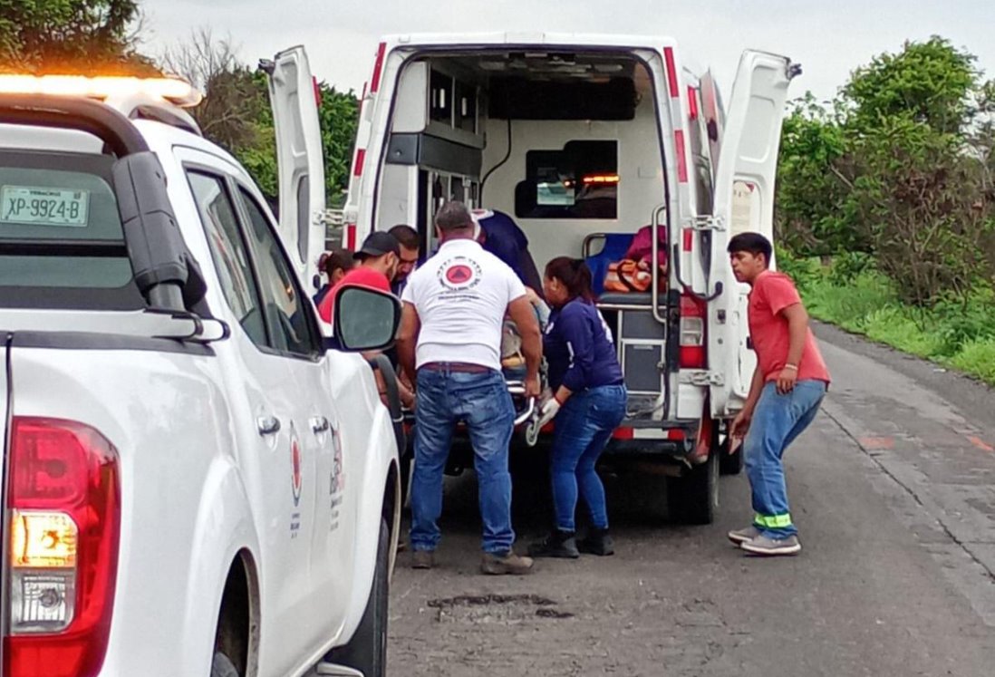 Motociclista lesionado por baches en la carretera Matamoros-Puerto Juárez