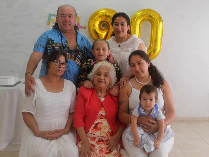 Isabel Sánchez viuda de Uscanga recibe festejo por sus 90 años de vida