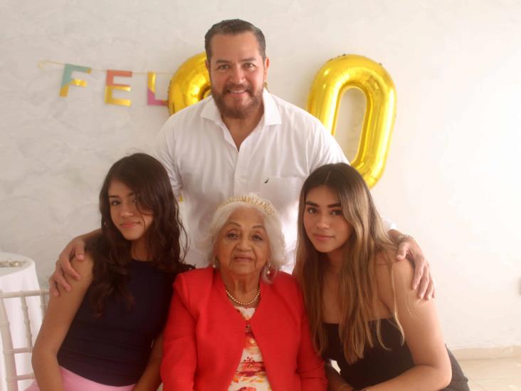 Isabel Sánchez viuda de Uscanga recibe festejo por sus 90 años de vida