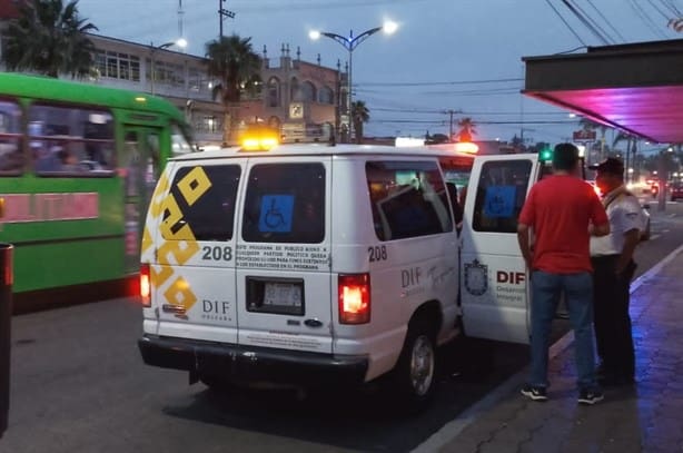 Choque entre autobús y taxi en centro de Orizaba deja una persona lesionada