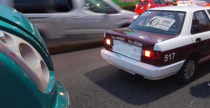 Choque entre autobús y taxi en centro de Orizaba deja una persona lesionada