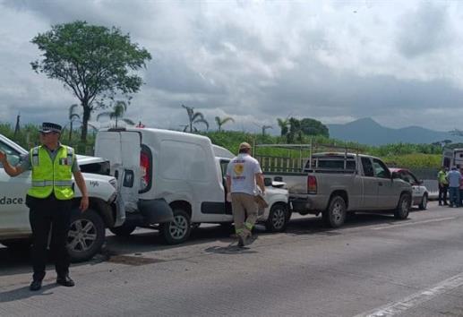 Accidente múltiple cerca del Trébol de Amatlán de los Reyes; hay dos lesionados