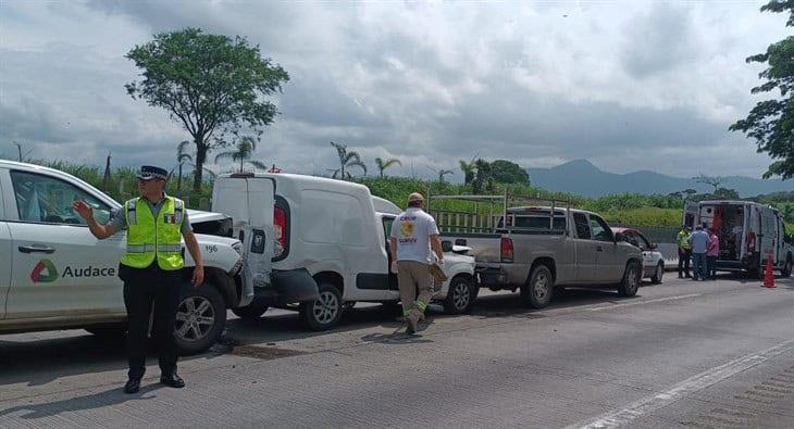 Accidente múltiple cerca del Trébol de Amatlán de los Reyes; hay dos lesionados