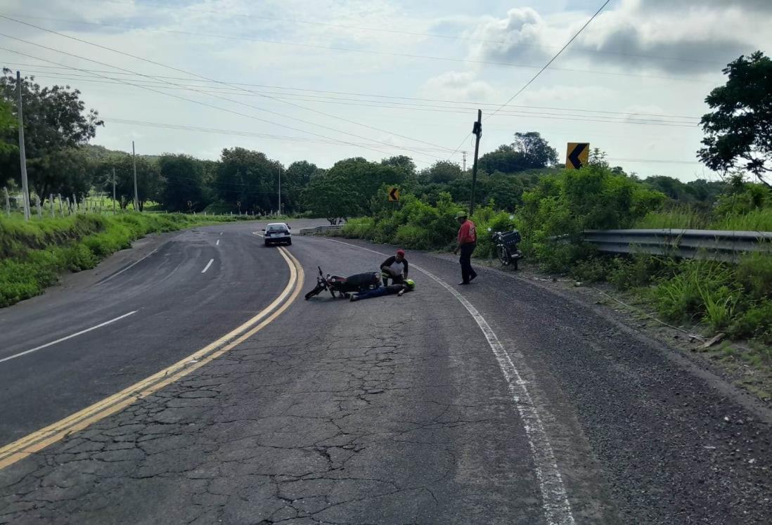 Adolescente derrapa en su motocicleta en carretera de Paso de Ovejas