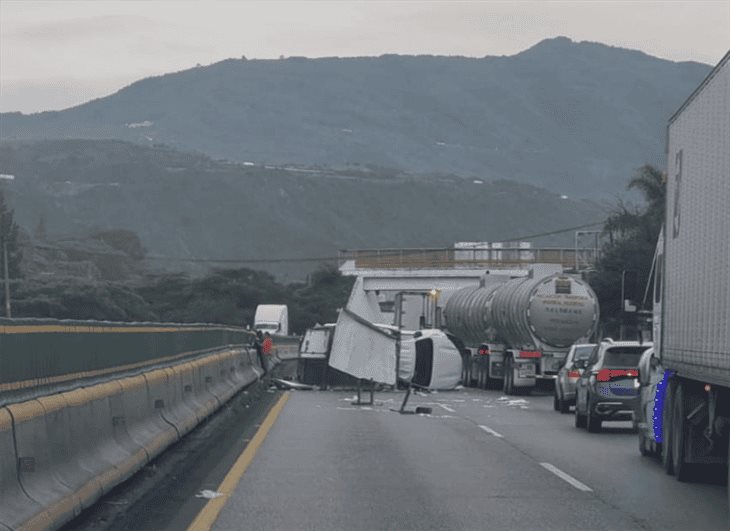 Se registra choque y volcadura de camioneta en las Cumbres de Maltrata 