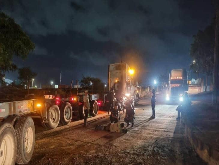 Tráiler realiza corte de circulación en calle de Veracruz y manda al hospital a motociclista