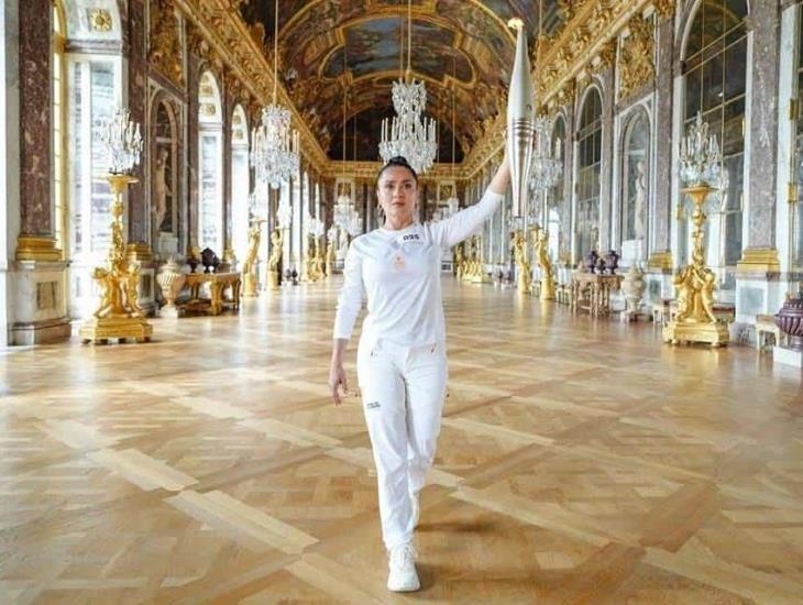 Salma Hayek recibe la Antorcha Olímpica en el Palacio de Versalles