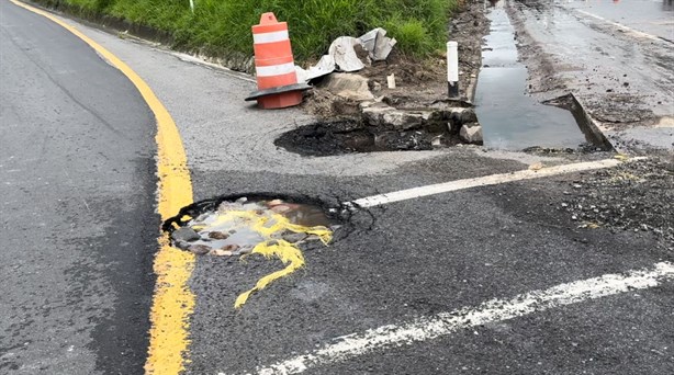 Socavones en autopista Córdoba-Orizaba;  toma precaución