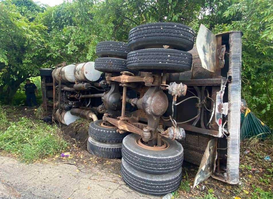 Volteo terminó fuera de la carretera antigua Minatitlán-Coatzacoalcos