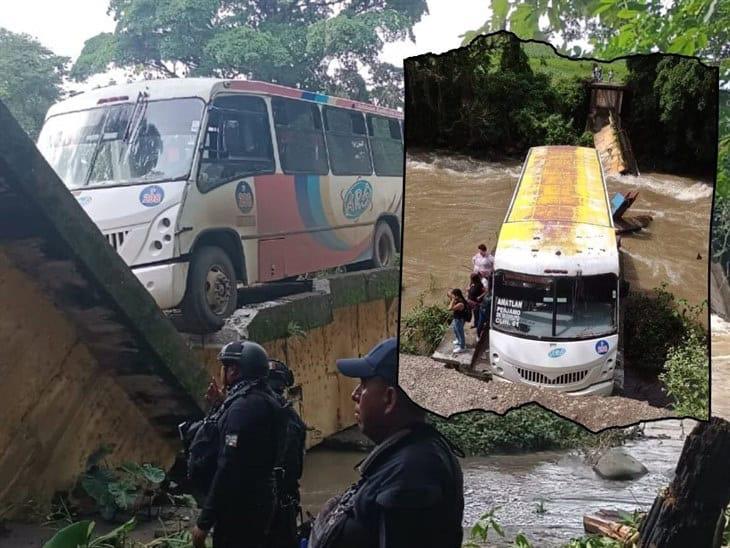 Puente colapsa con todo y autobús y cae al río en Omealca; una persona fallecida