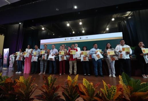 Reconocen en Xalapa a ganadores estatales de la Olimpiada del Conocimiento Infantil 2024
