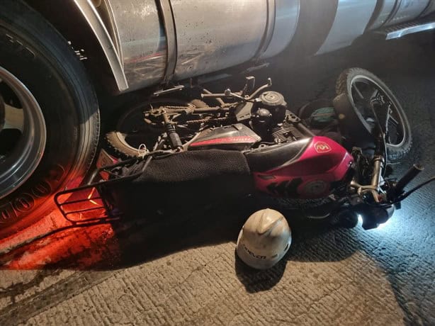 Tráiler realiza corte de circulación en calle de Veracruz y manda al hospital a motociclista