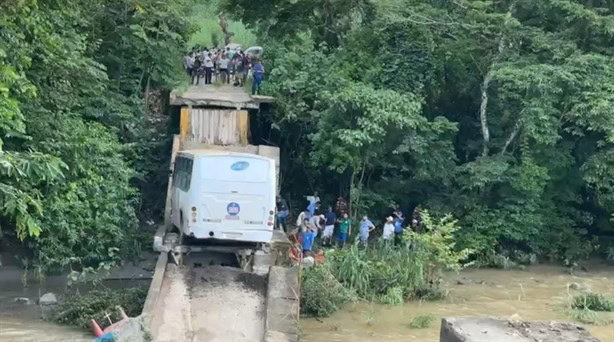 Puente colapsa con todo y autobús y cae al río en Omealca; una persona fallecida