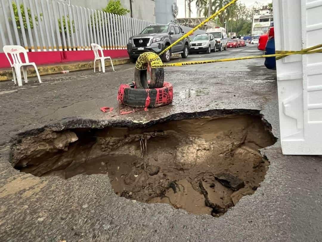Socavón se ha "tragado" 7 autos en Veracruz; se están multiplicando por las lluvias
