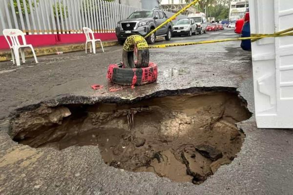 Socavón se ha "tragado" 7 autos en Veracruz; se están multiplicando por las lluvias